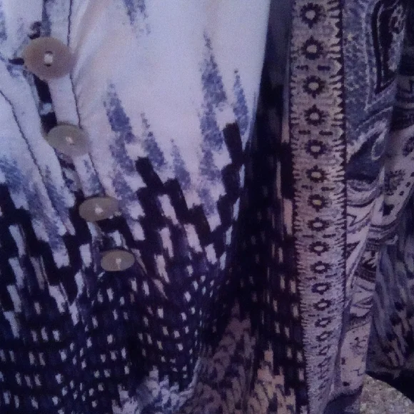 Fig and Flower Navy and Cream Paisley Blouse - Picture 7 of 13